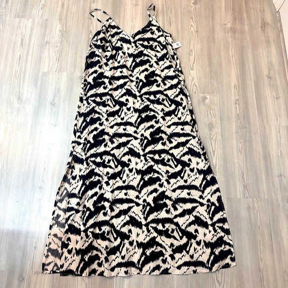 Old Navy Black and White Patterned Maxi Dress - Picture 1 of 11